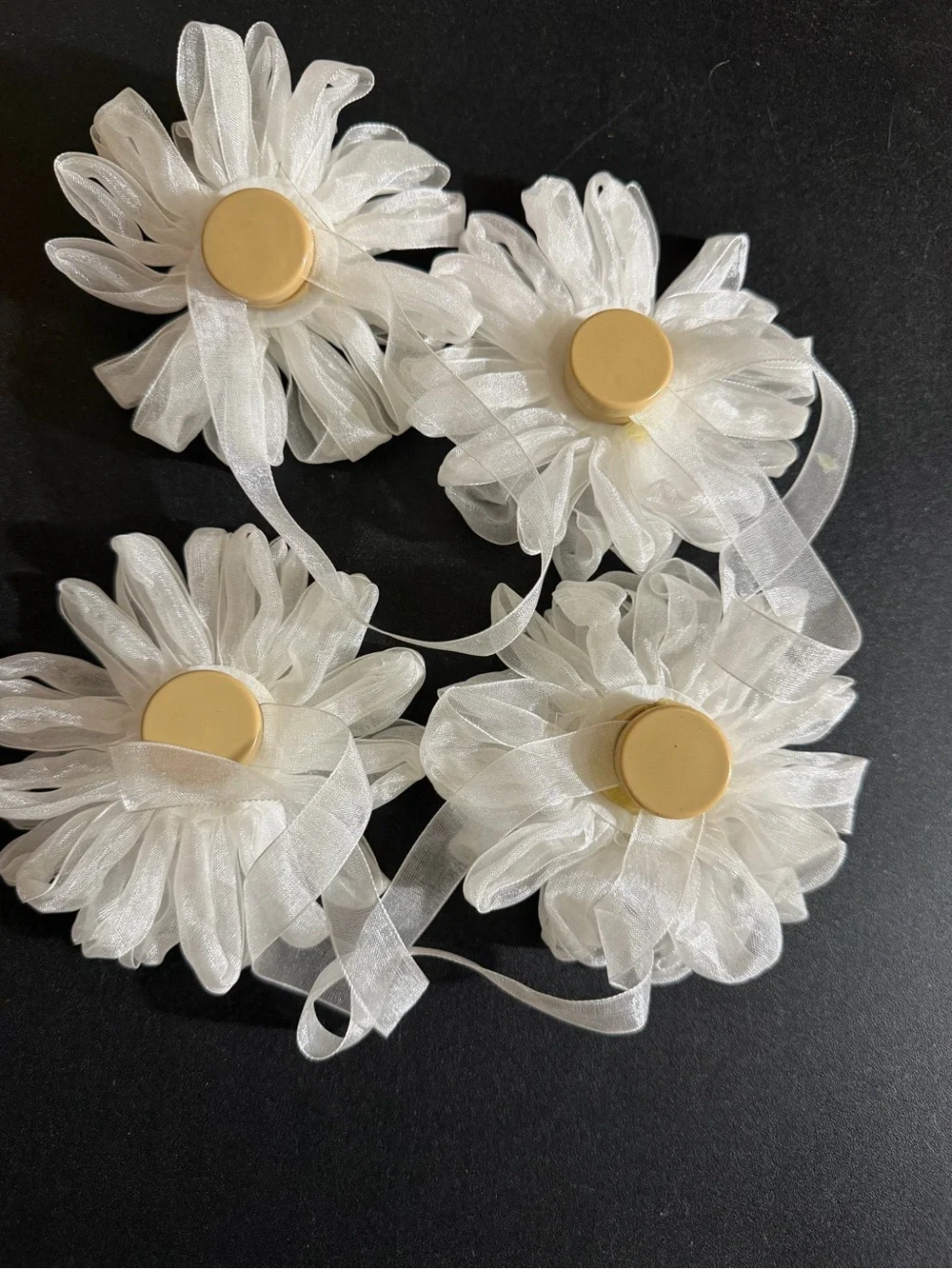 White Floral Ribbon magnetic napkin rings – Pack of 4